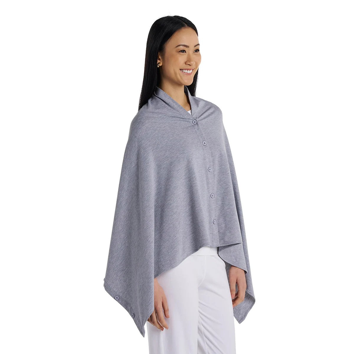 Mujer usando el chal Revilla color Gris de Coolibar con protección solar