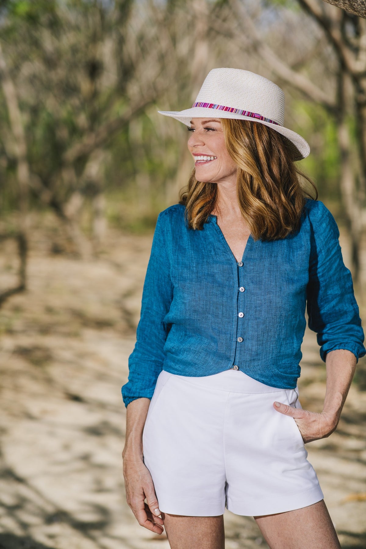 Mujer usando el sombrero Sedona color Natural de Wallaroo con protección solar