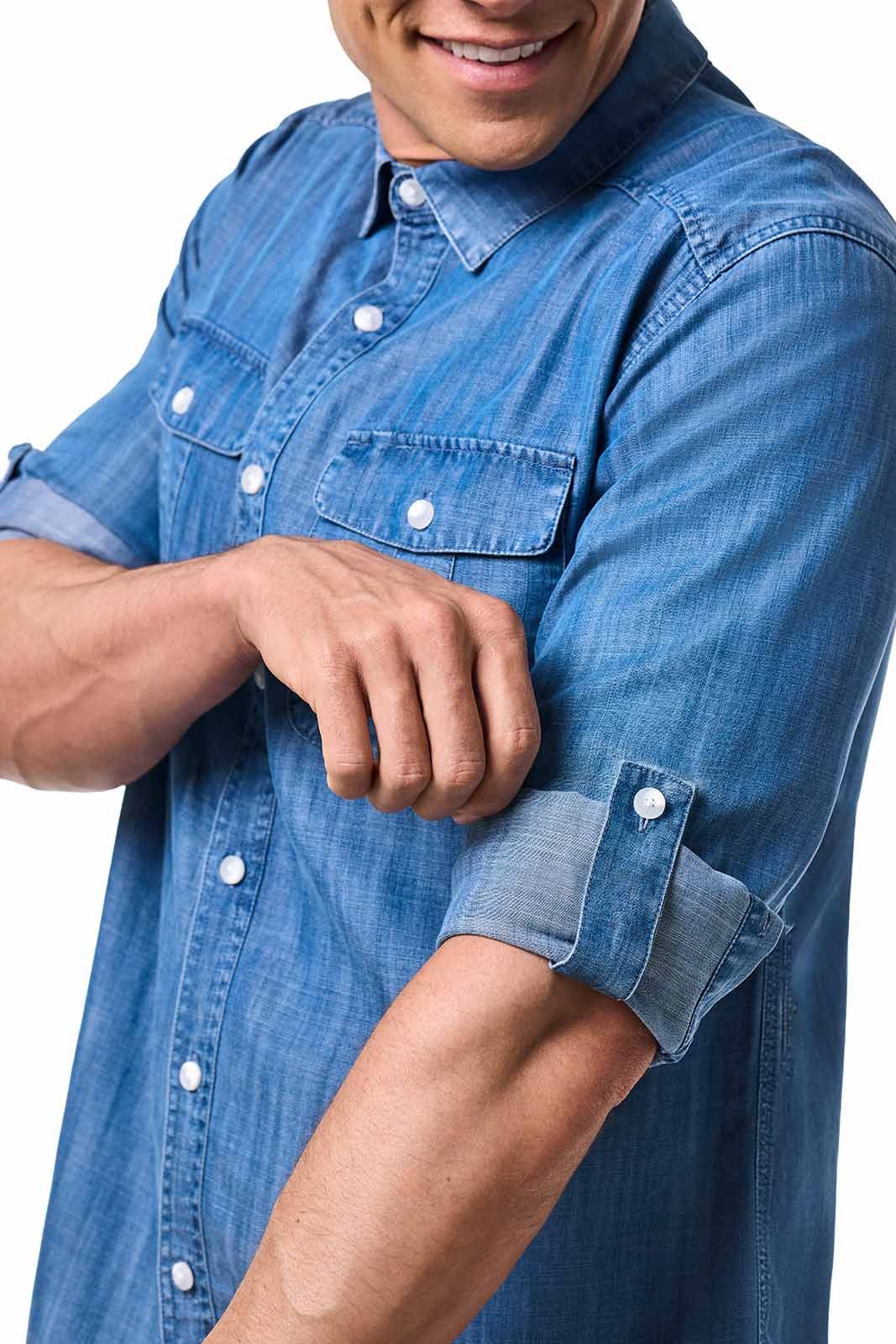 Camisa Carson de Coolibar, detalle de la manga enrollable