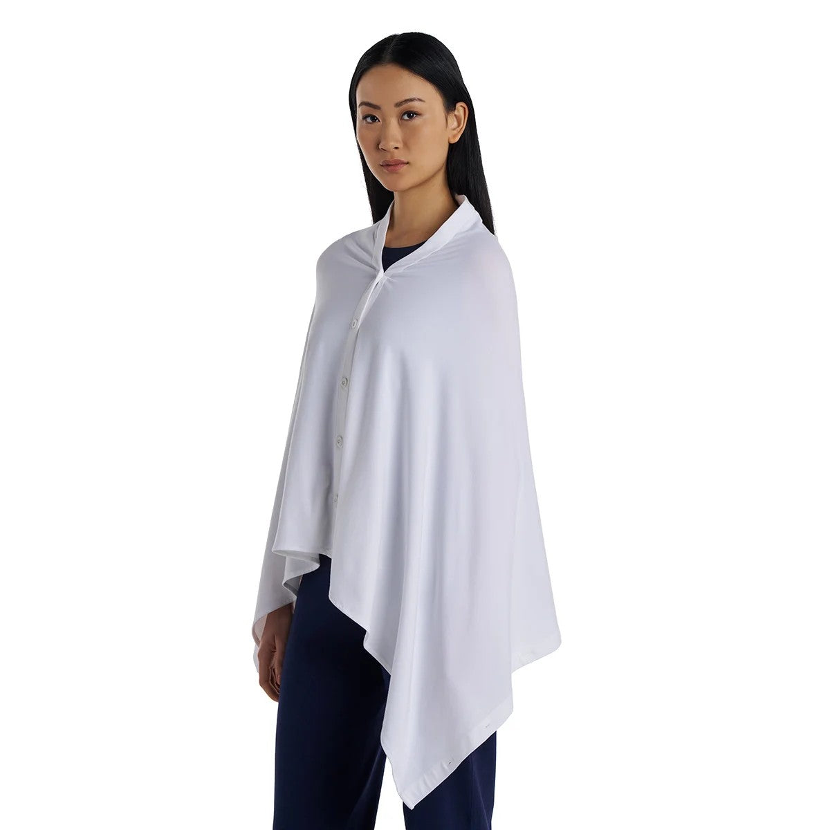 Mujer usando el chal Revilla color Blanco de Coolibar con protección solar