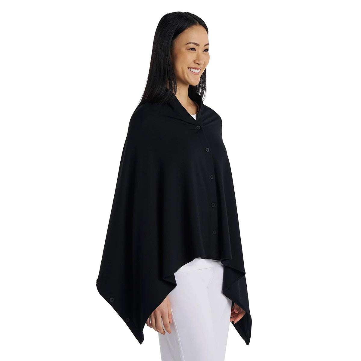 Mujer usando el chal Revilla color Negro de Coolibar con protección solar