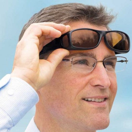 Hombre usando los lentes Fit Over de Sol Protector sobre sus lentes graduados